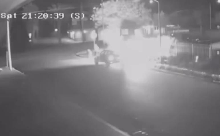 疑兇與其他途人爭吵後迅速離開,幾名途人協助受害人撲滅身上的火。(X)