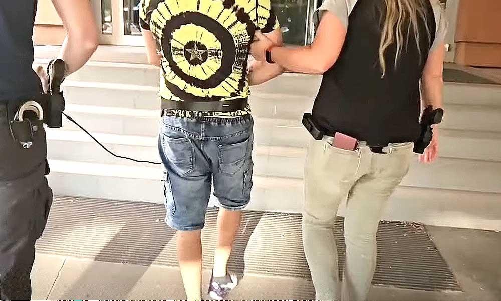 Bekecs被捕後,在應訊時強調,婦人的死與他無關,他也對此事不會感到內疚。(X)