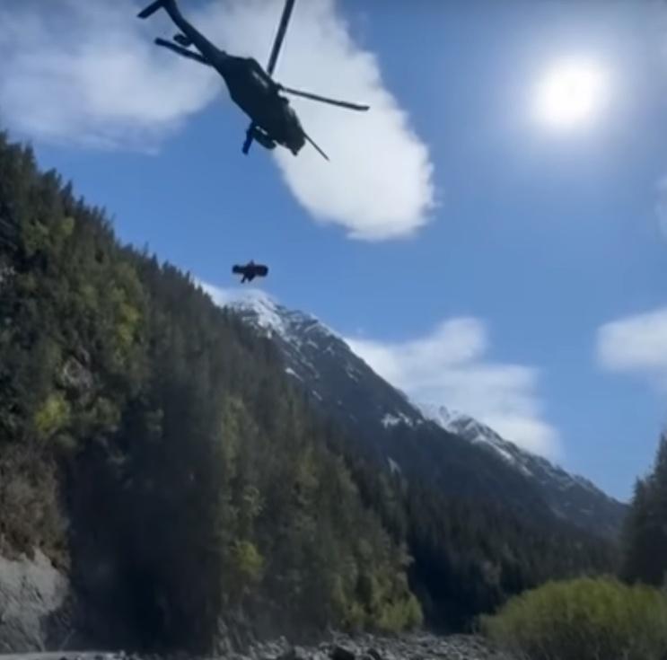 救援人員空降救援,Kell Morris獲救。(X)