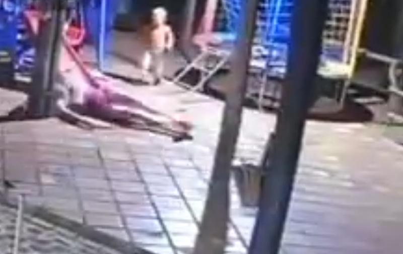 Deborah起身走了幾步就倒地不起。(X)