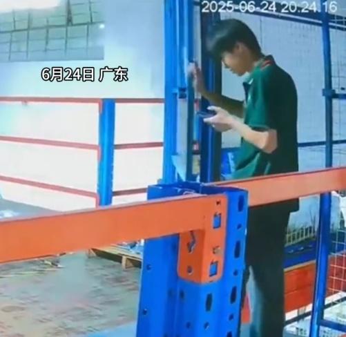 男工直接打開升降機閘門,沒注意到升降機未有到來。(微博)