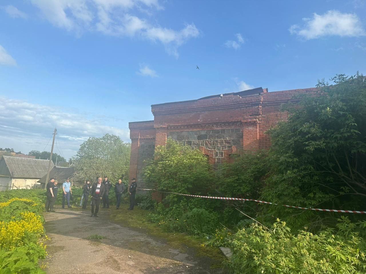 死者的父親:農場廢棄已久,不時有人闖入冒險。(X)