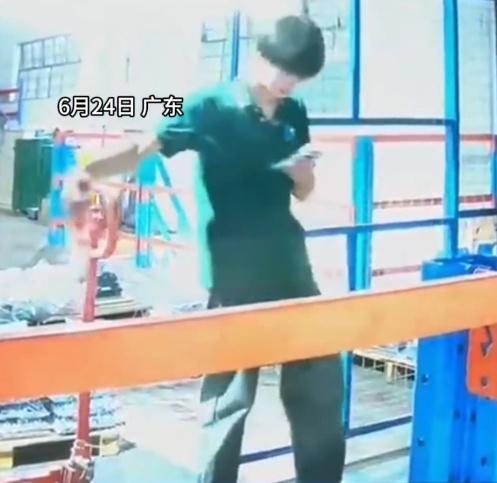 男工拉著板車大踏步。(微博)