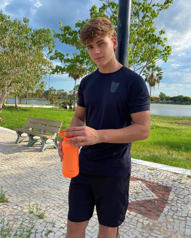 Camassola的姐姐表示:「他想成為一名模特兒,並打算成為一名農業工程師。」(X)