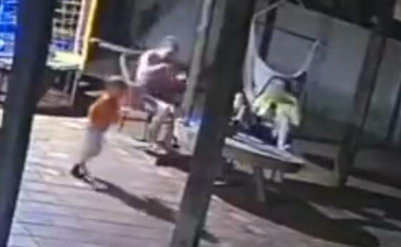 兒子扣動扳機,當場射中Deborah。(X)