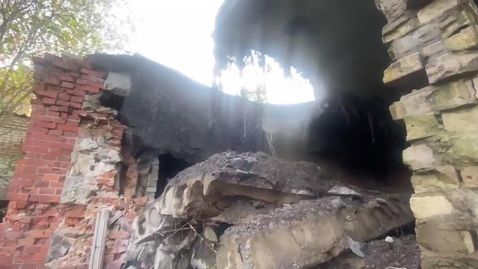 估計至少數百公斤的混凝土天花從她們頭頂整片坍塌,兩名女童當場被活埋。(X)