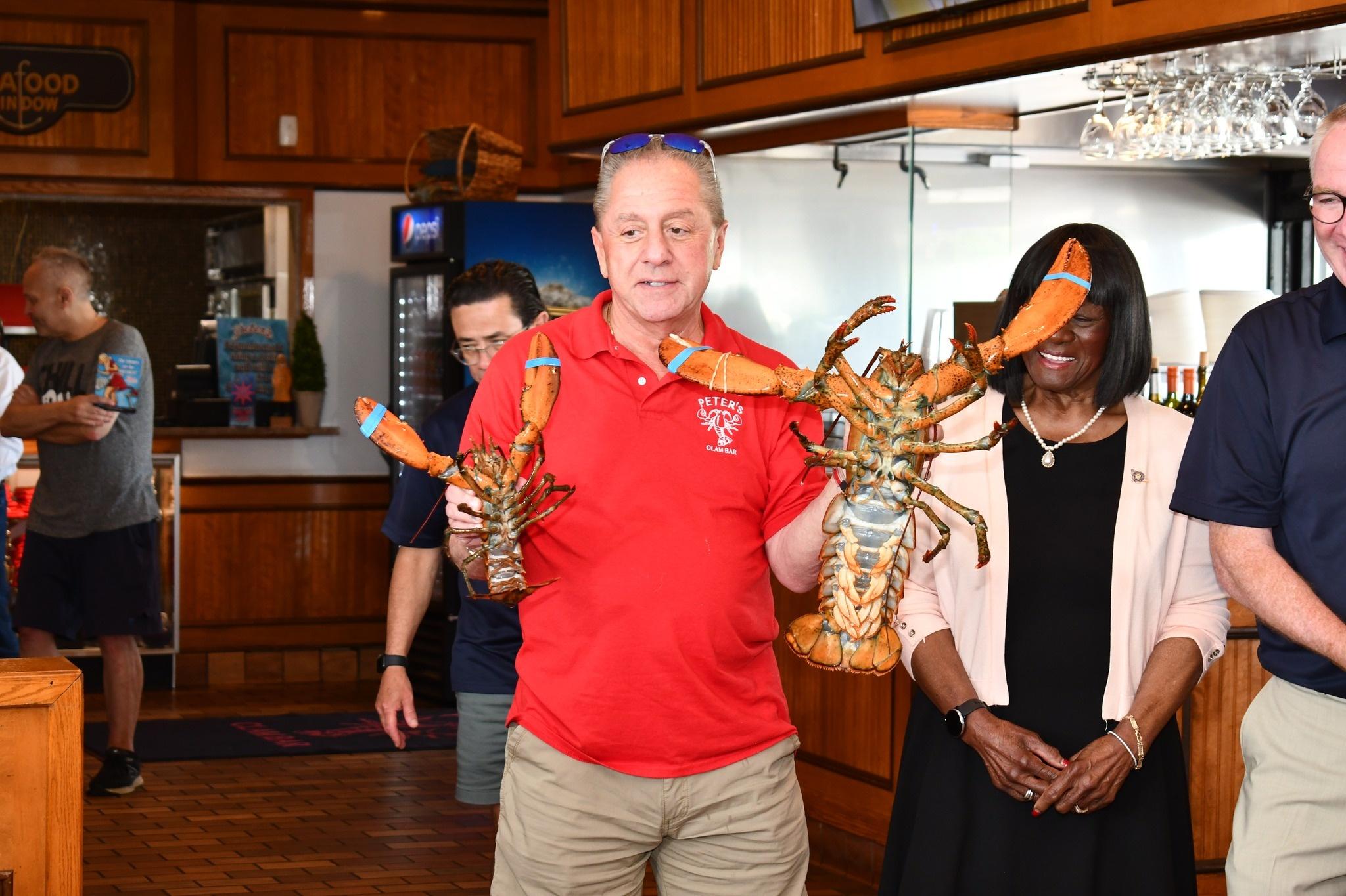 (右)重達約9公斤、年齡約110歲的老龍蝦「Lorenzo」。(FB)