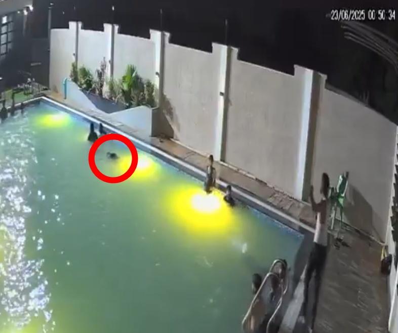 Singh泳池內外多達十多人,卻沒有一人留意到Singh的異狀。(X)