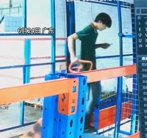 結果一腳踏空,拉著板車一起墮入𨋢槽。(微博)