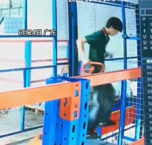 結果一腳踏空,拉著板車一起墮入𨋢槽。(微博)