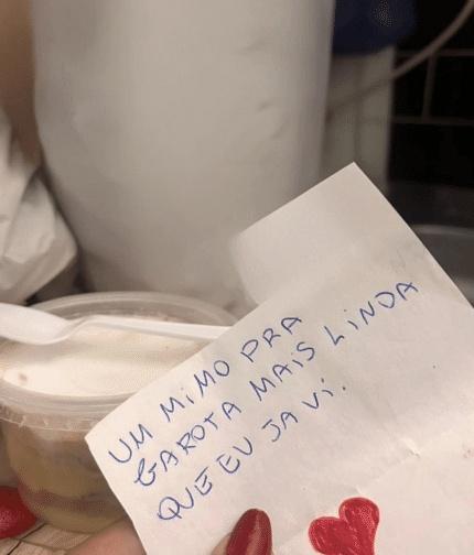 Neves收到一份蛋糕,還附有匿名字條「送給我見過最美的女孩。」(X)