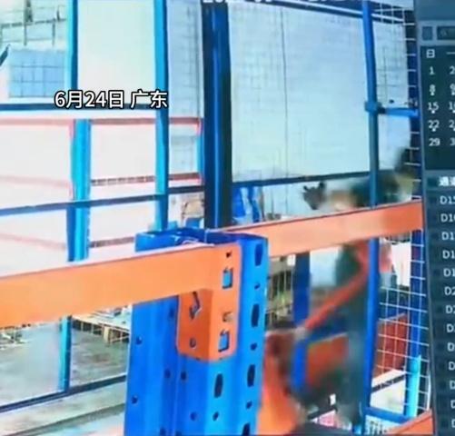 雖然他曾伸手抓住𨋢槽旁鐵欄,仍未能阻止意外。(微博)