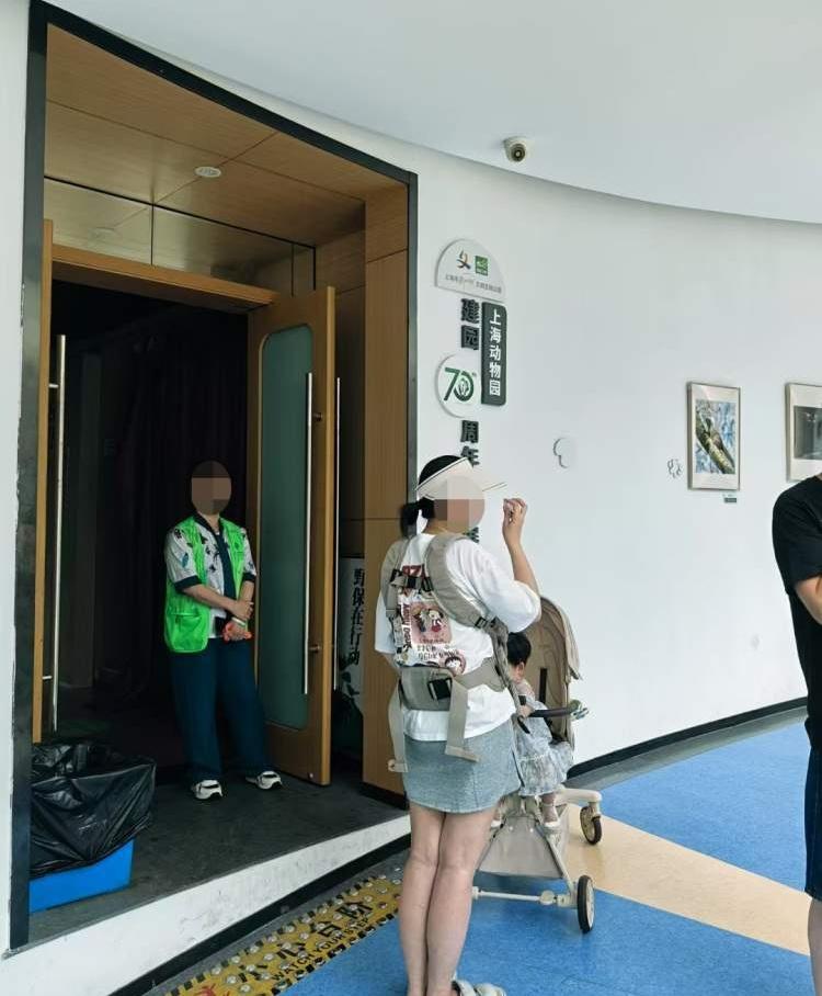 夫婦就想在有冷氣的展館內用奶樽餵食,職員見狀制止反趕出展館。(微博)