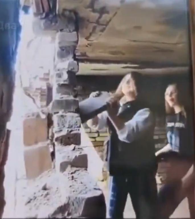 當看到石柱開始出現比較強烈的震動時,她們尚未意識到危險。(X)