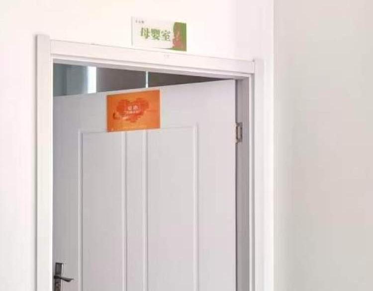 動物園唯一的母嬰室在大門外。(微博)