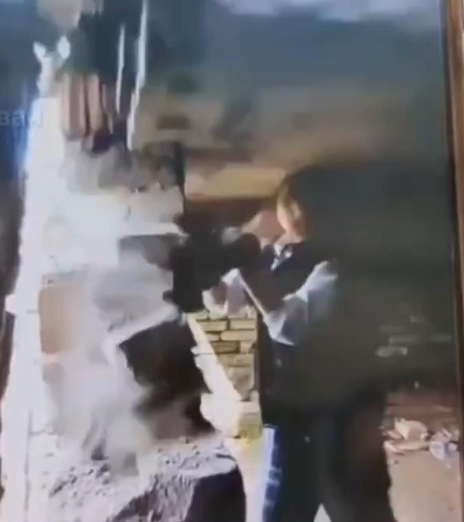 當她又砸了幾下石柱,天花就塌下。(X)