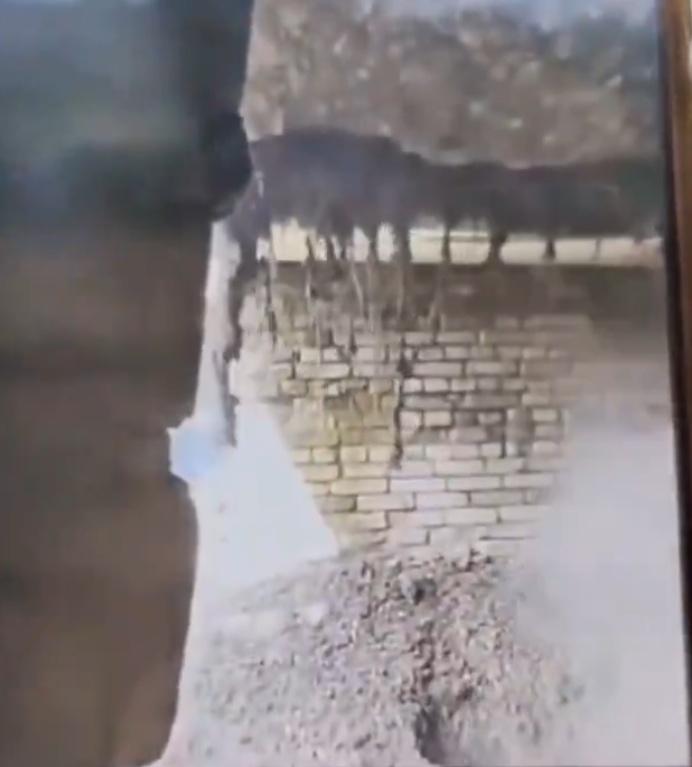 估計至少數百公斤的混凝土天花從她們頭頂整片坍塌,兩名女童當場被活埋。(X)