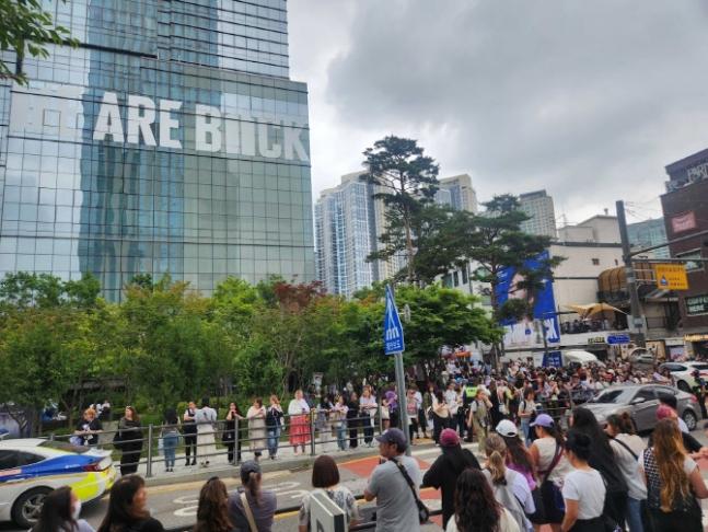 HYBE大樓外牆,貼上「WE ARE BACK」標語。