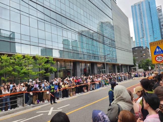 由於fans迫爆兩邊馬路,首爾警方要派出大量人手在附近馬路維持秩序。