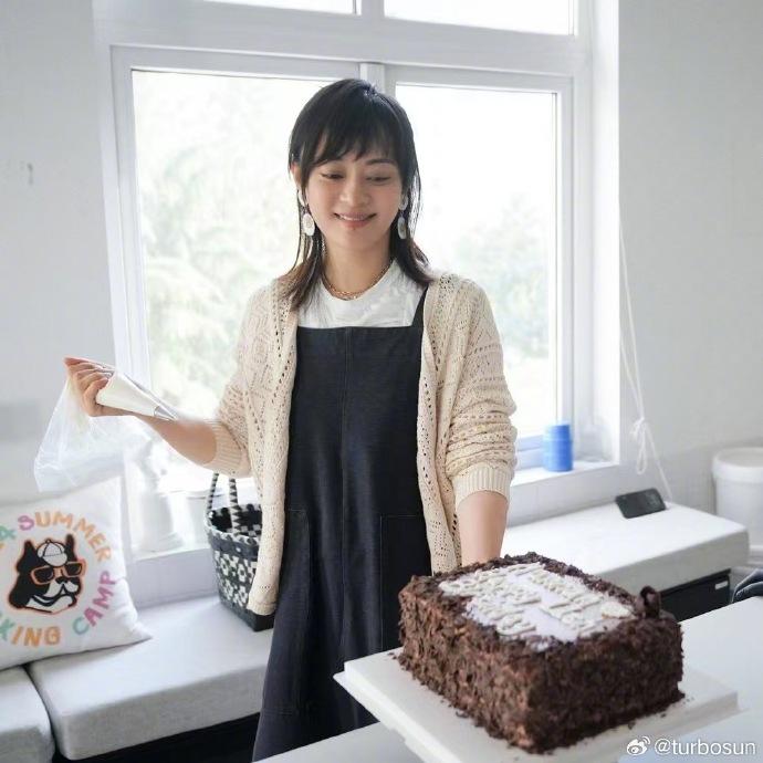 孫儷與鄧超一家被指移英。