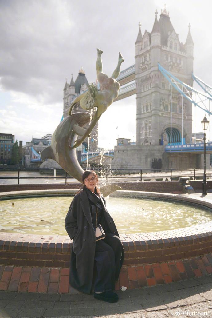 孫儷與鄧超一家被指移英。