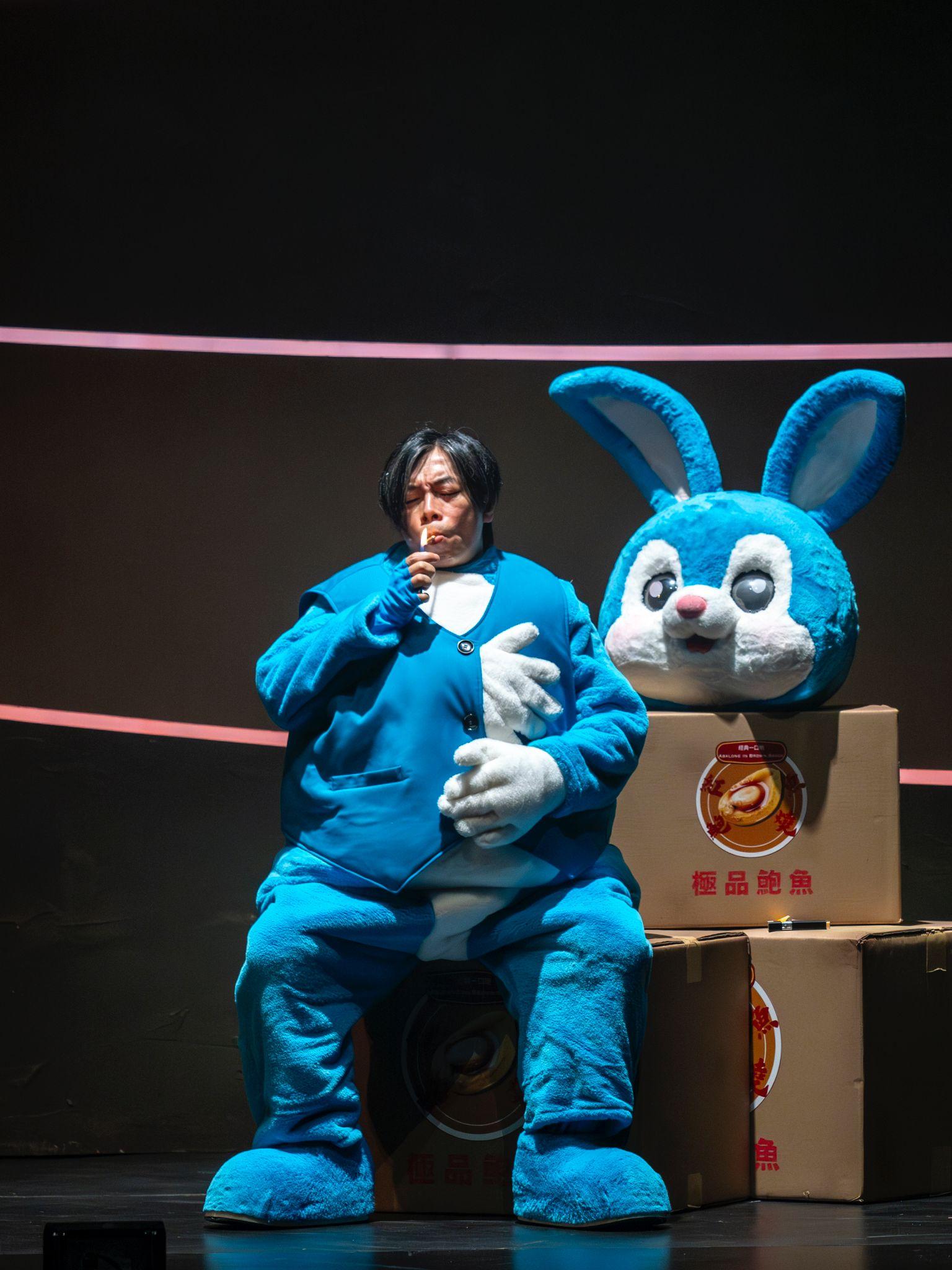 阿卵不捨得「跳跳免」戲服。