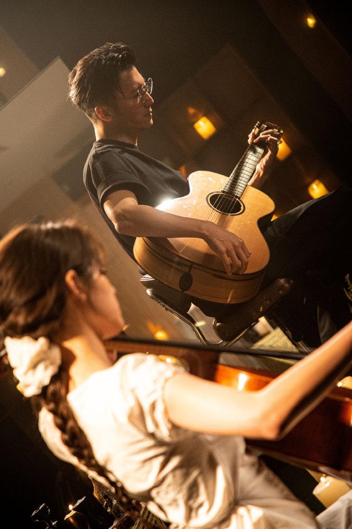 歐陽娜娜不僅拉奏小提琴,還獻上歌聲。