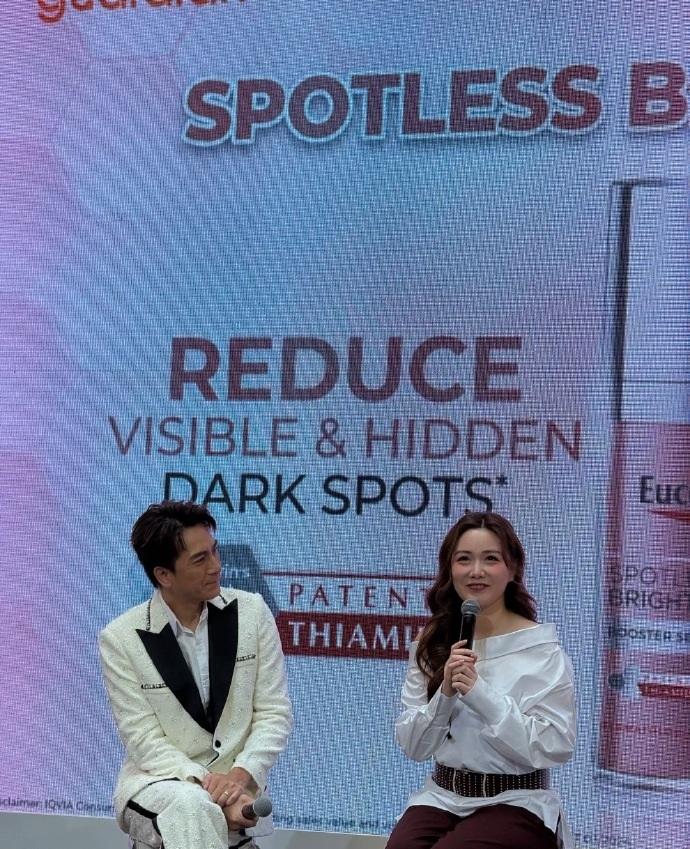 靚湯著上白色鬆身上衣,身形明顯圓潤。(網上圖片)