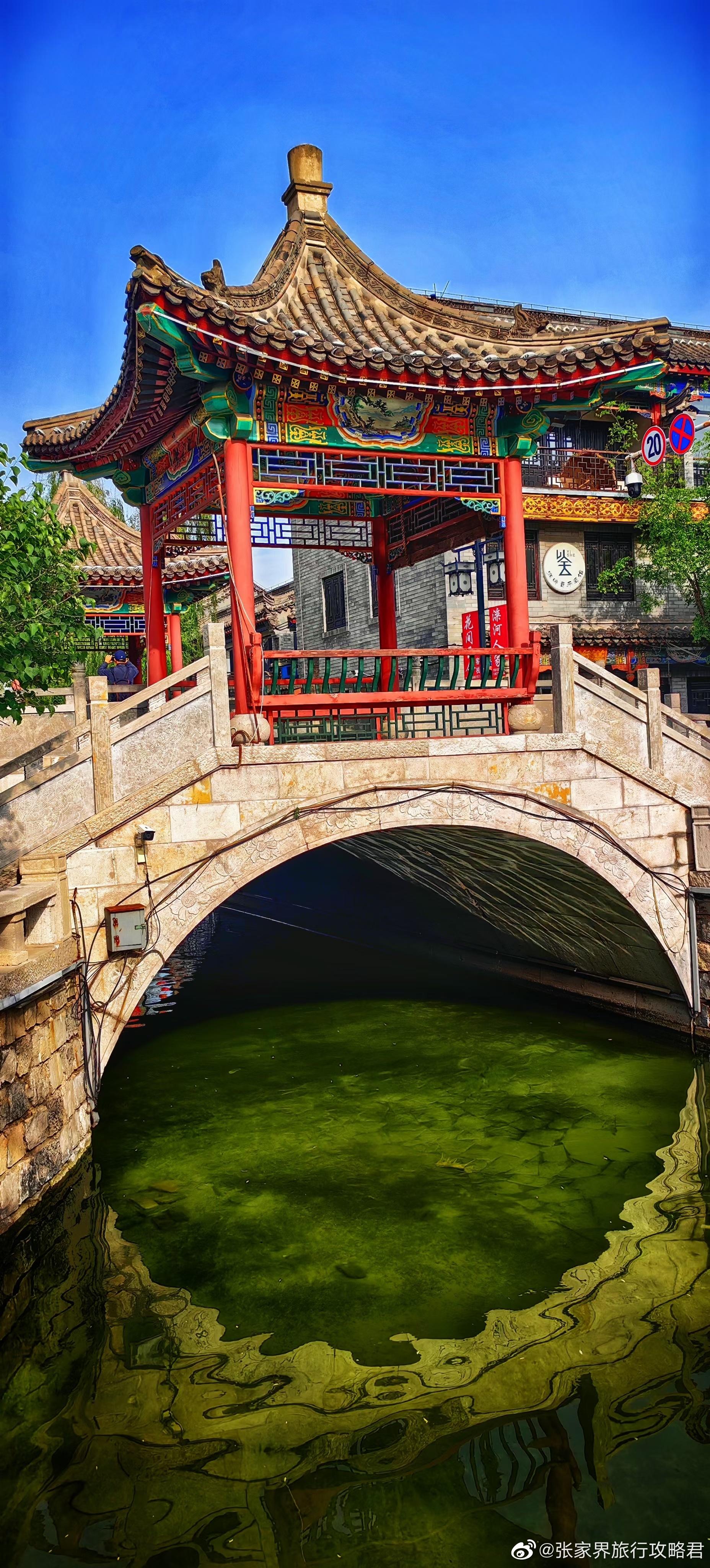 湖南張家界市的大庸古城打卡照,不時被放上小紅書。