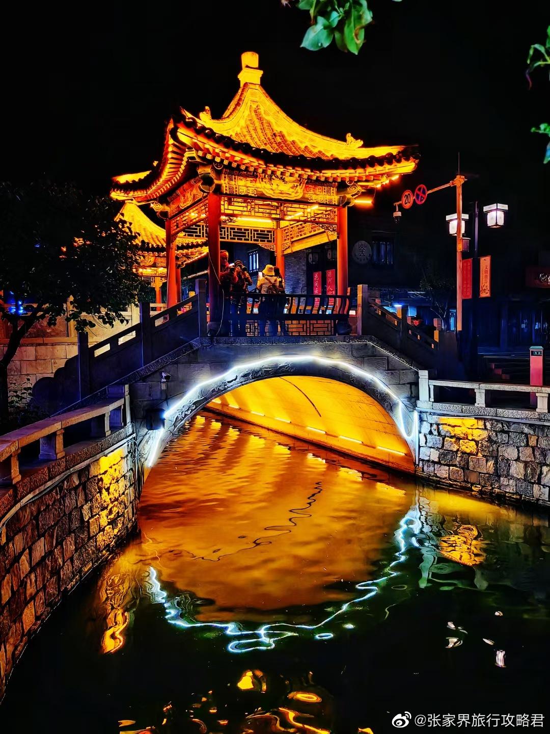 湖南張家界市的大庸古城打卡照,不時被放上小紅書。