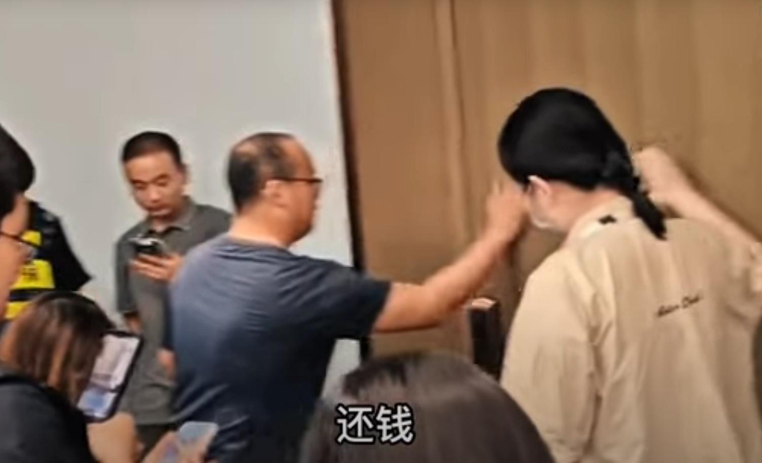 員工敲門要求方運舟出來交代。(網片截圖)