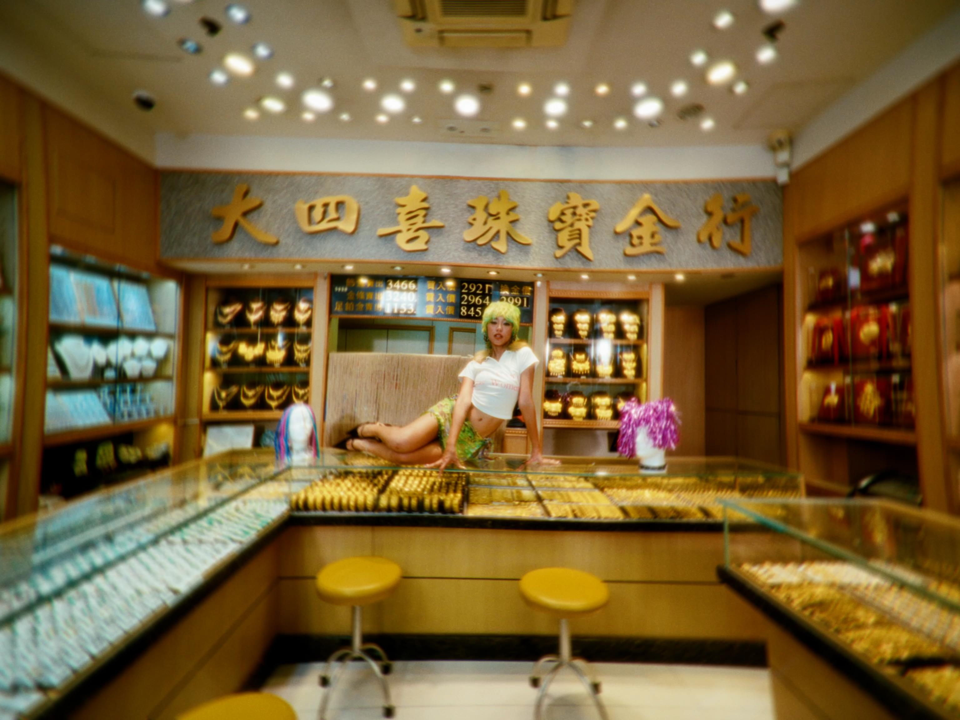 JACE陳凱詠推出全新跳唱歌曲《SWITCH》MV,頭部如蛇般延伸。