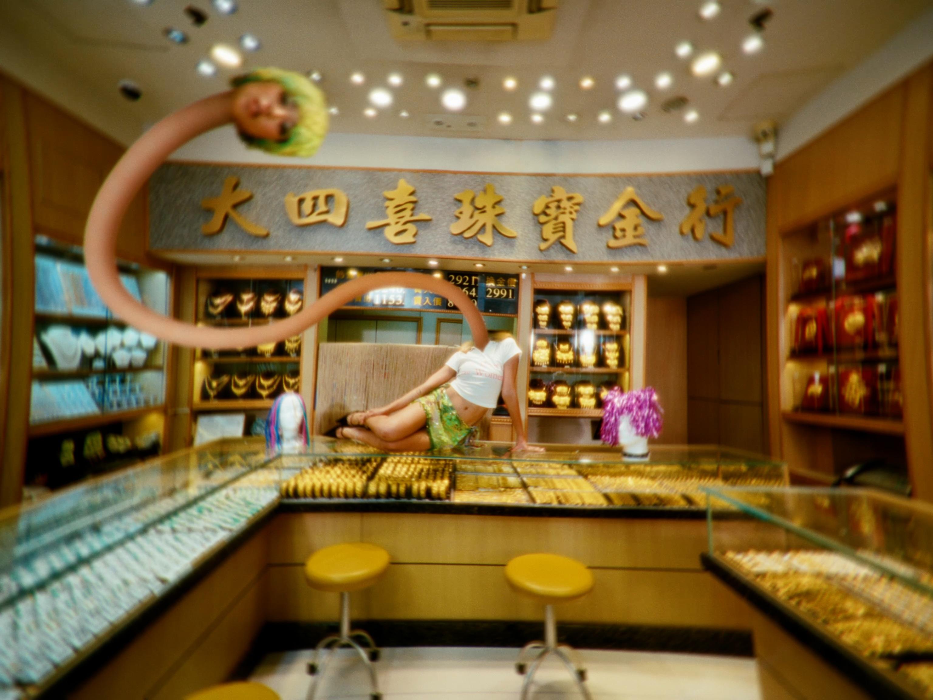 JACE陳凱詠推出全新跳唱歌曲《SWITCH》MV,頭部如蛇般延伸。