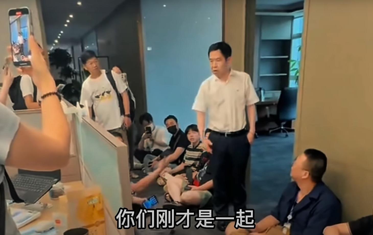 哪吒汽車CEO方運舟被員工堵門追薪。(網片截圖)