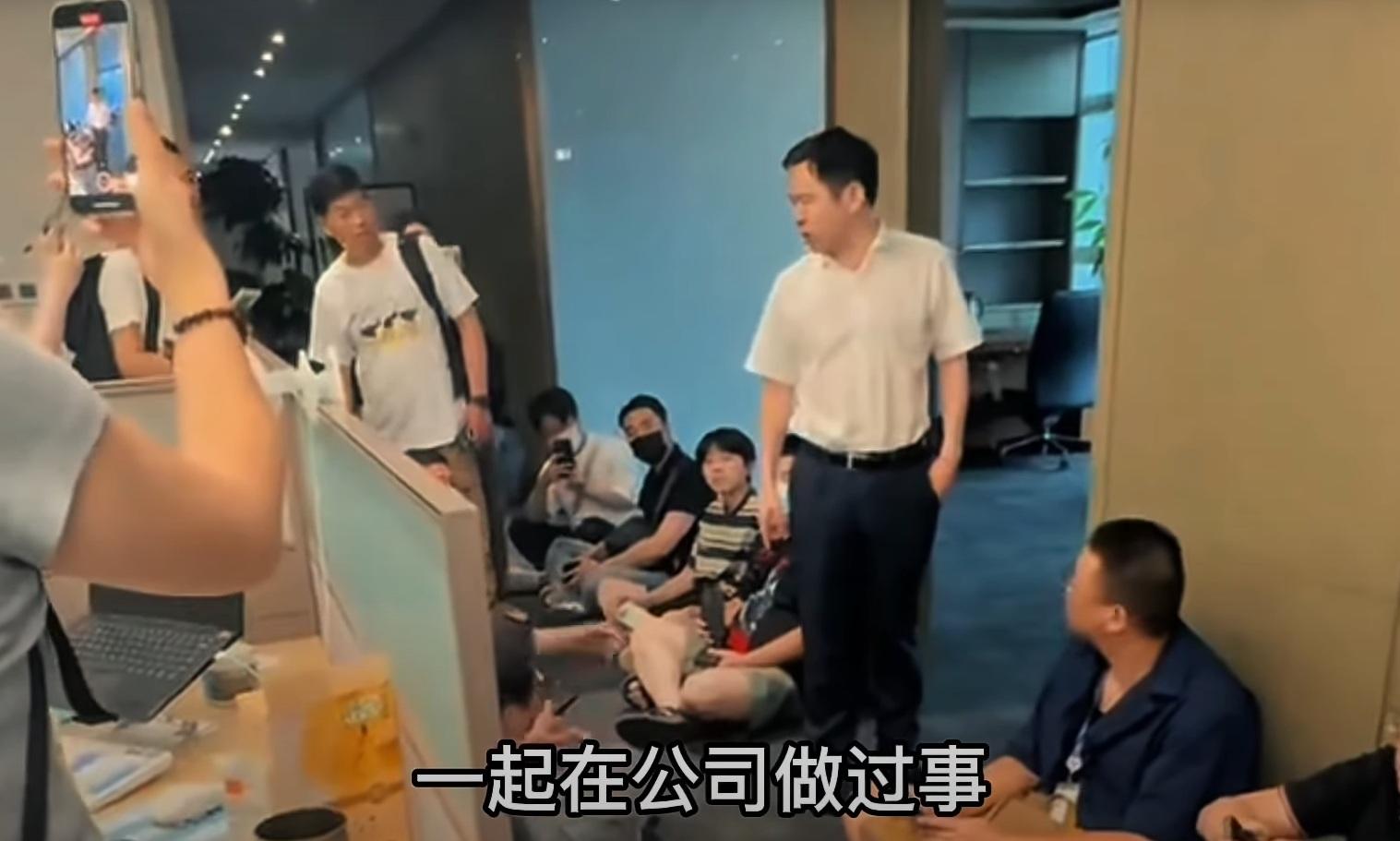 哪吒汽車CEO方運舟被員工堵門追薪。(網片截圖)