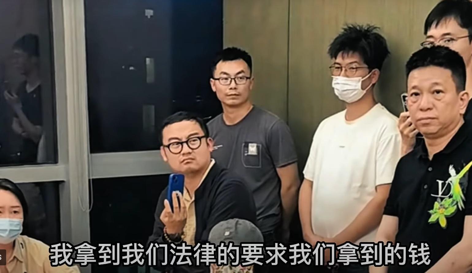 哪吒汽車CEO方運舟被員工堵門追薪。(網片截圖)