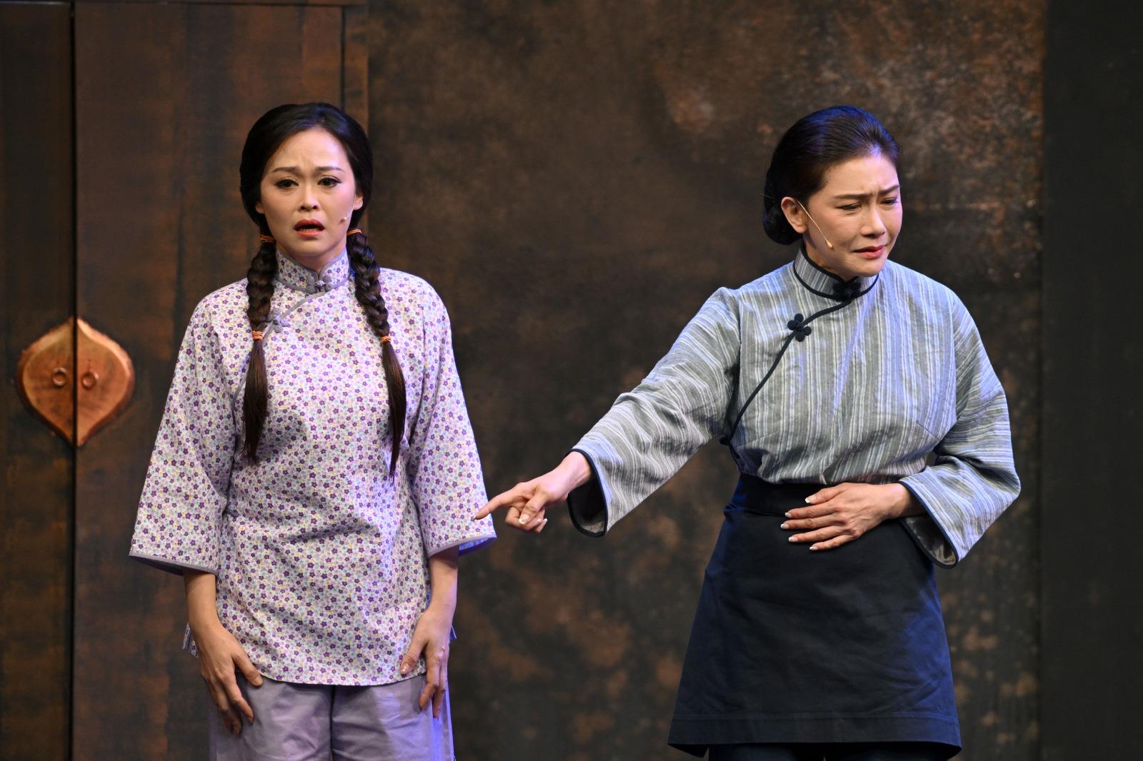 關寶慧與張慧儀、黎燕珊老友鬼鬼專誠捧場。