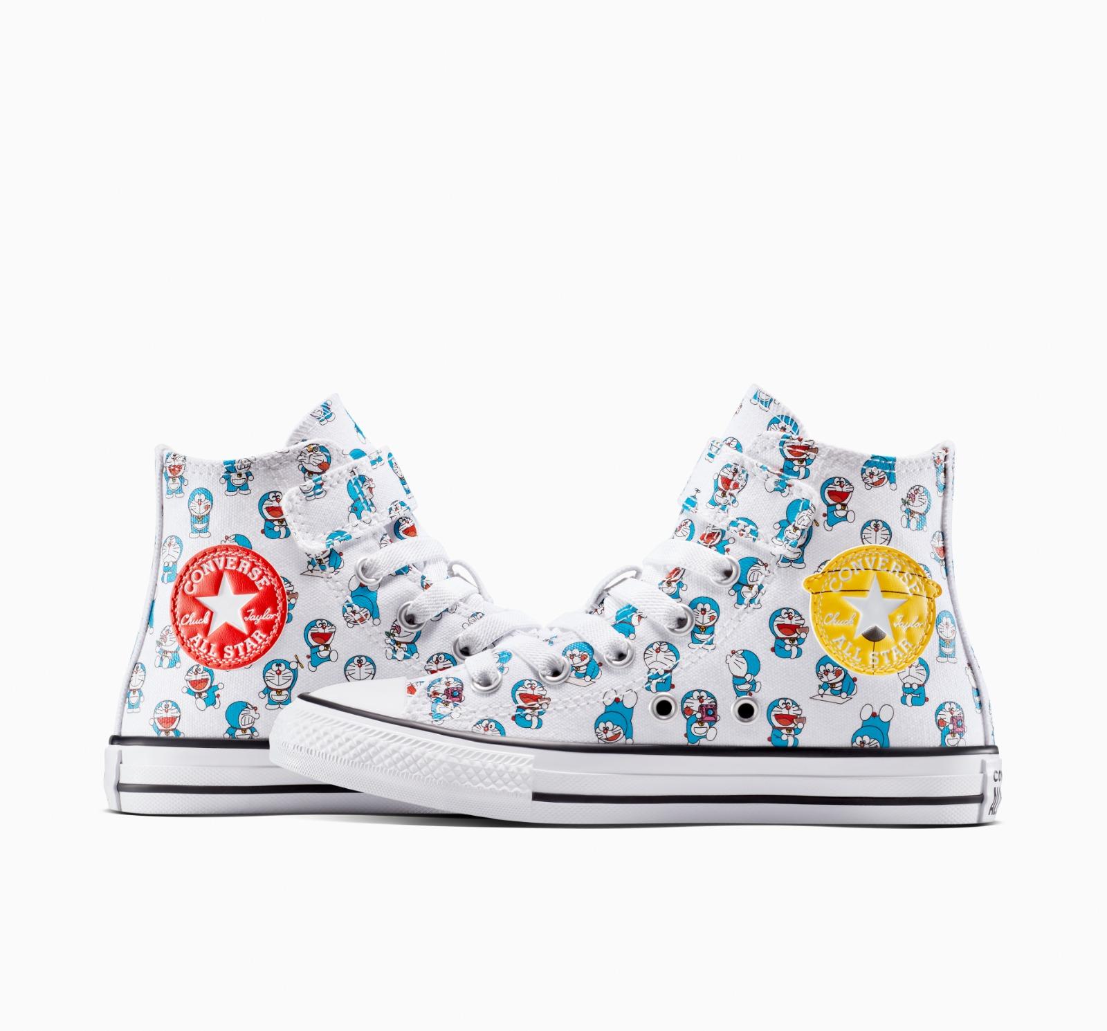 多啦A夢聯名高筒Chuck Taylor All Star,鞋身logo轉用紅黃二色。 $549