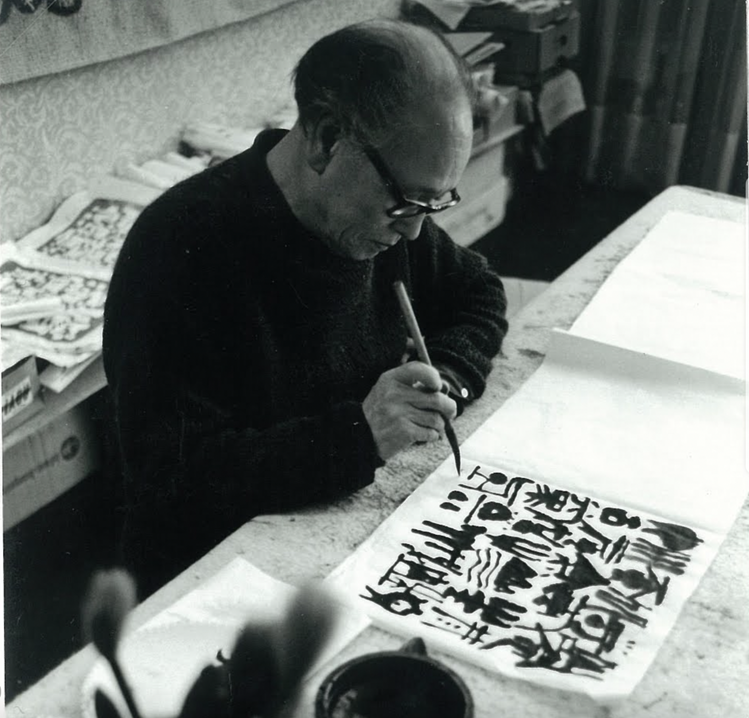 藝術家李應魯,以毛筆為工具進行創作,文字抽象畫突破具象與抽象間的界線。