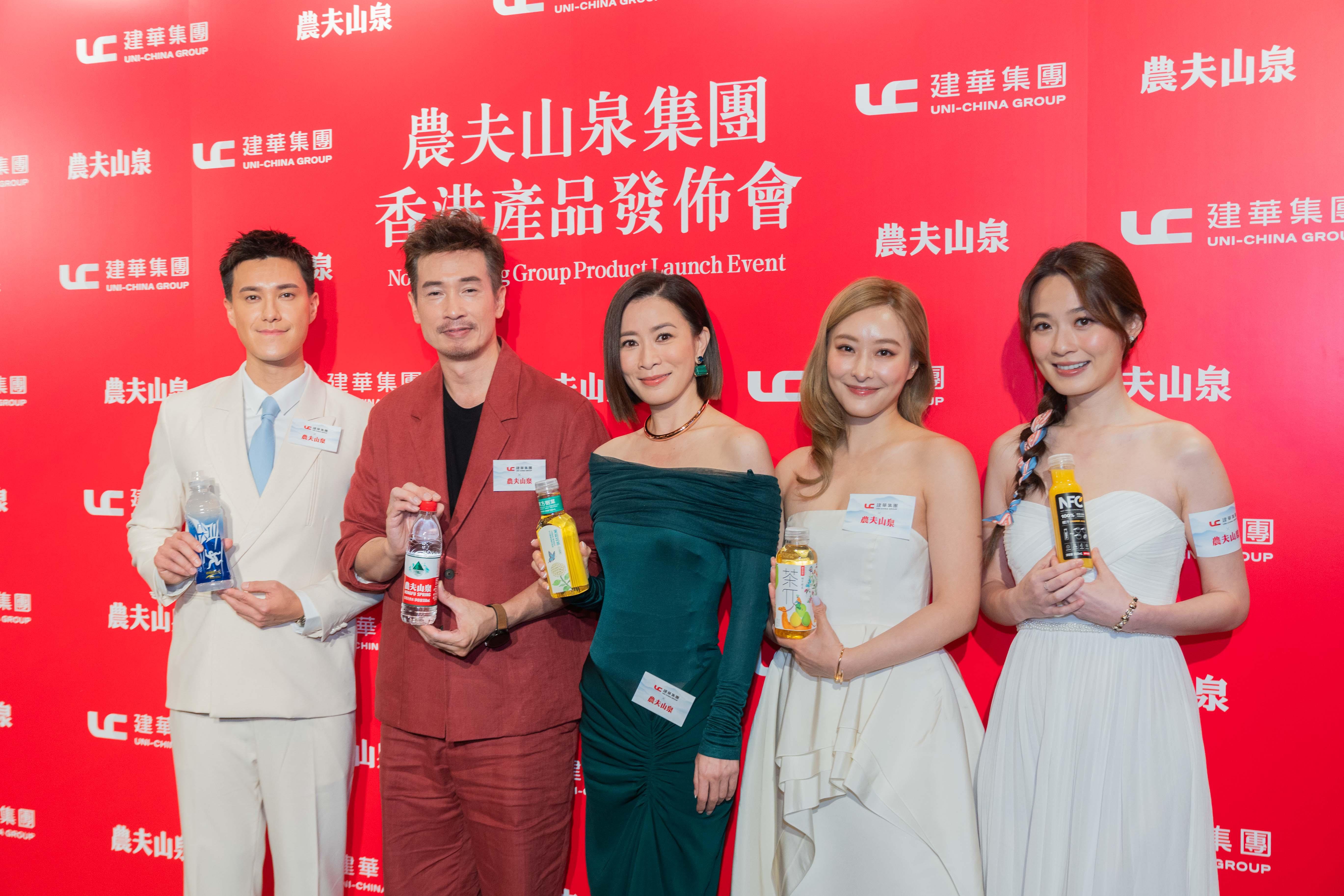 (左起)朱敏瀚、陳豪、佘詩曼、陳瀅及蔡潔,各人手上均拿著品牌的王牌產品。