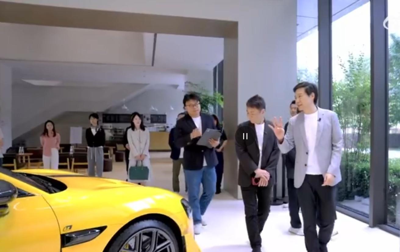 GT製作人山內一典親自到訪小米總公司並試駕 SU7 Ultra。(雷軍微博截圖)