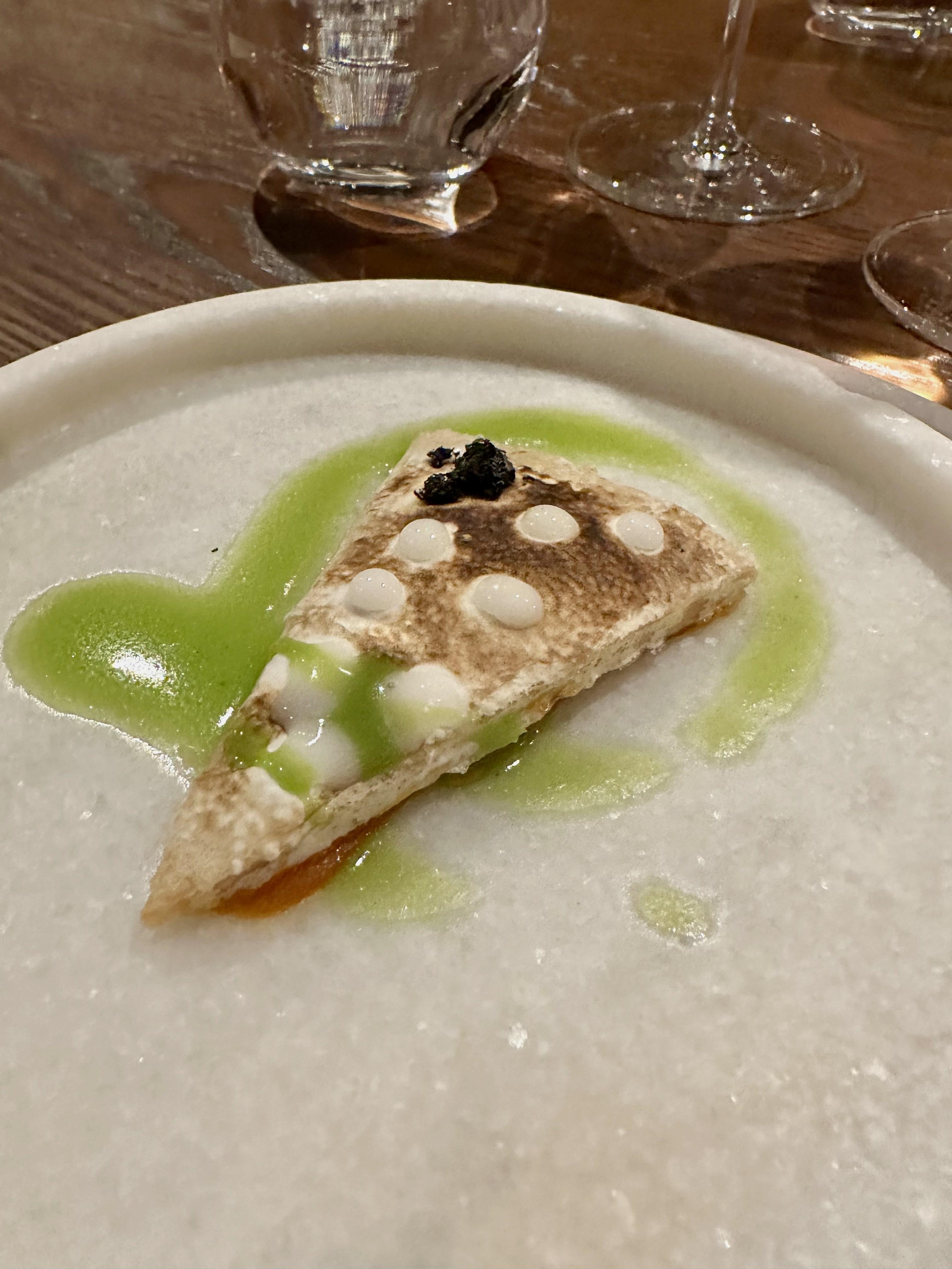 大廚重新演譯的「pizza」,以芝士為白色部份、香草油為綠色部份、西班牙紅椒為底部的紅色部份。