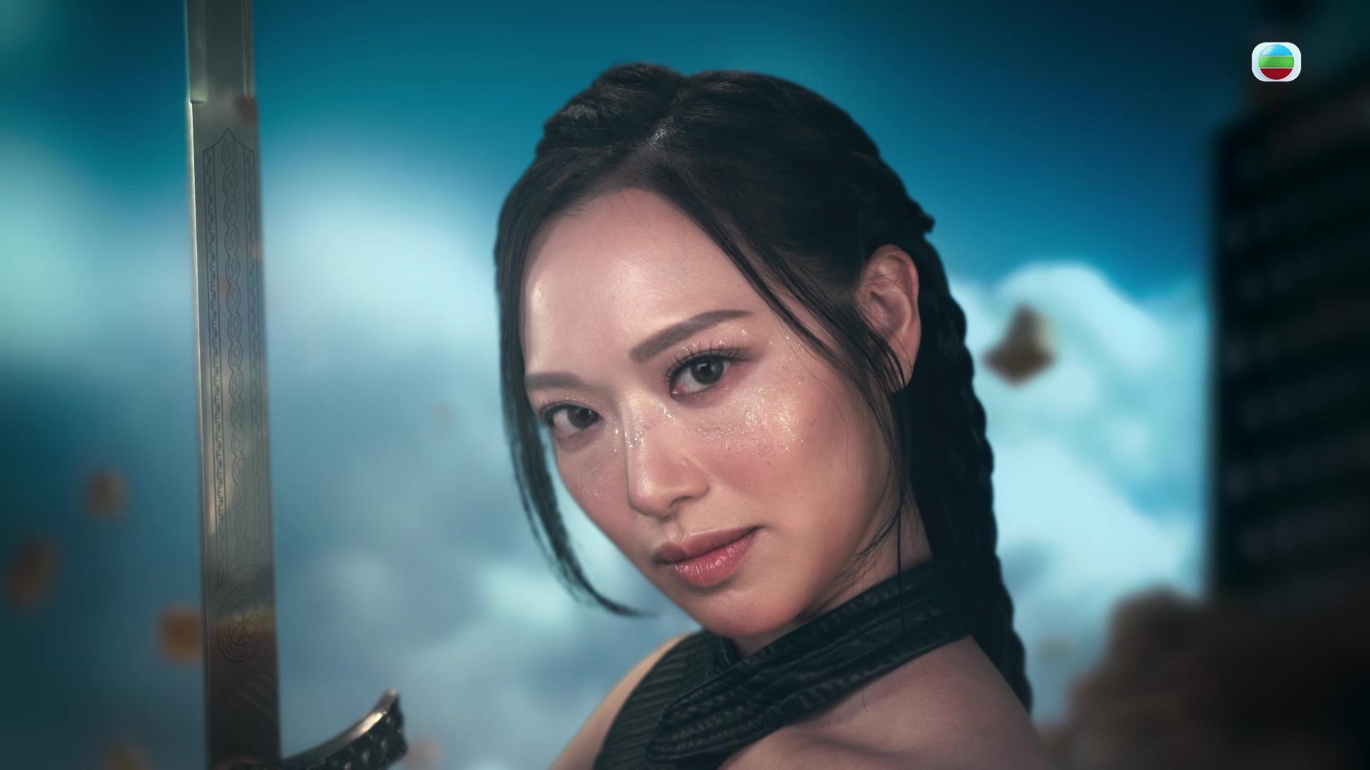 馮盈盈化身「戰狼300」大戰巨型食物。