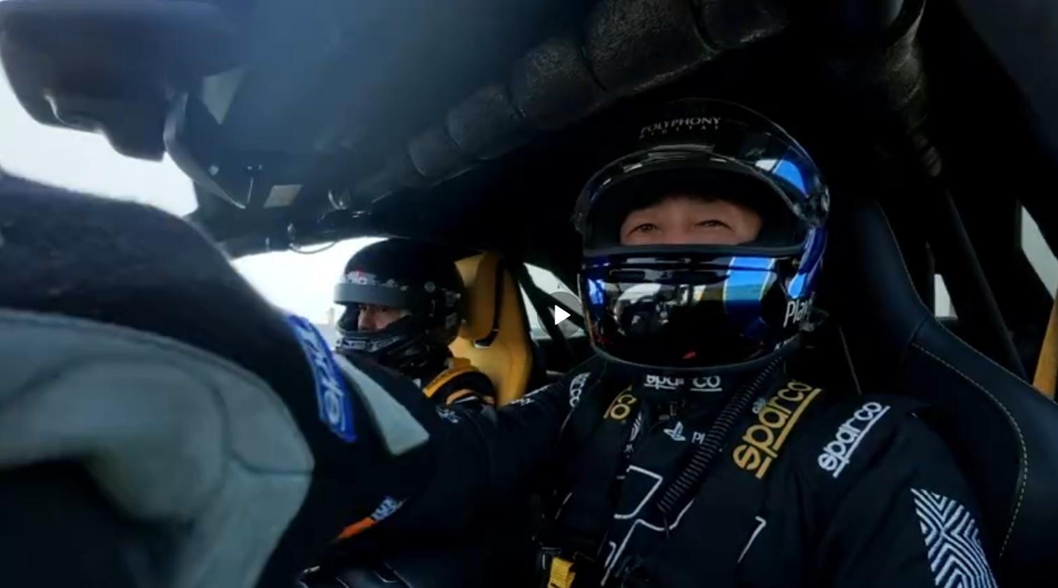 GT製作人山內一典親自到訪小米總公司並試駕 SU7 Ultra。(雷軍微博截圖)