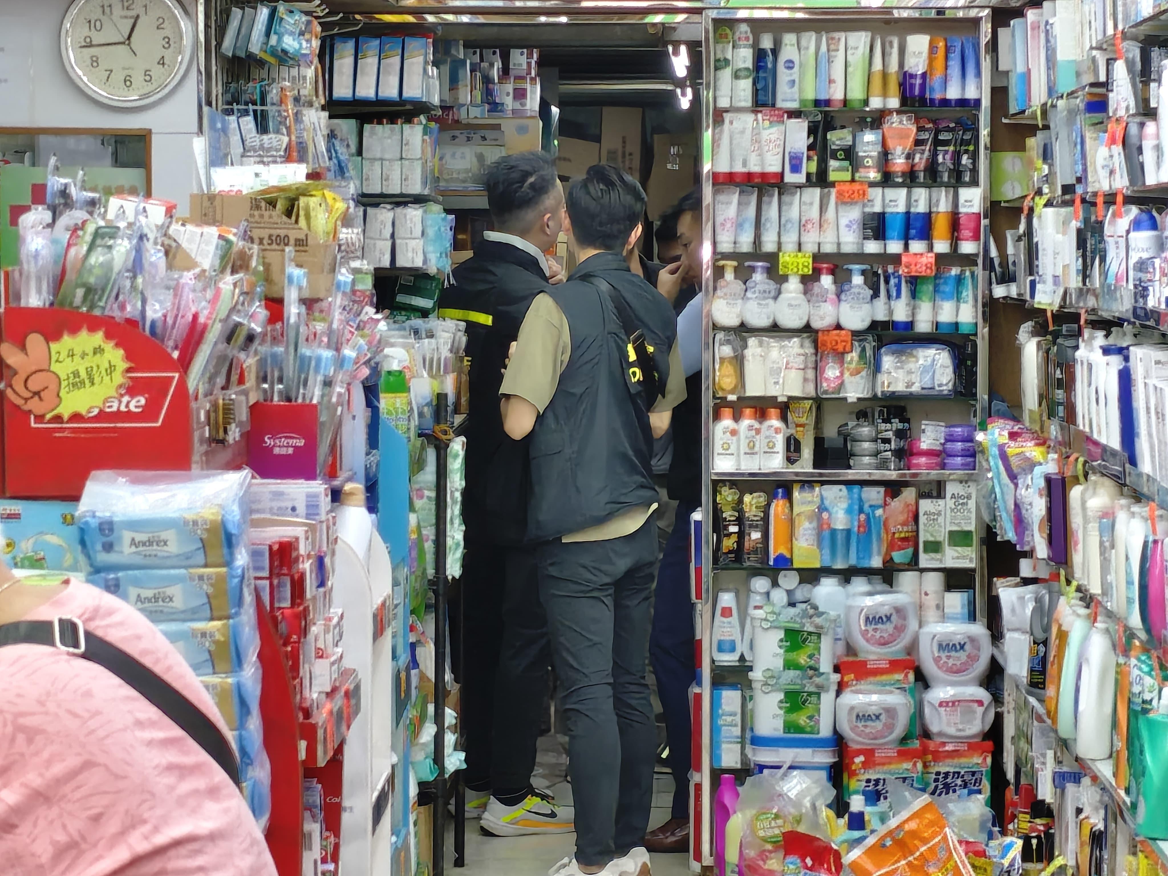 警方重案組調查一宗失蹤人口案,案中一名49歲姓梁的越南籍女子上周六離開旺角太子寓所後失蹤,其胞妹在網上尋人。西九龍重案組探員及鑑證科人員昨日(24日)起到長沙灣青山道152號一幢唐樓的劏房單位搜證。