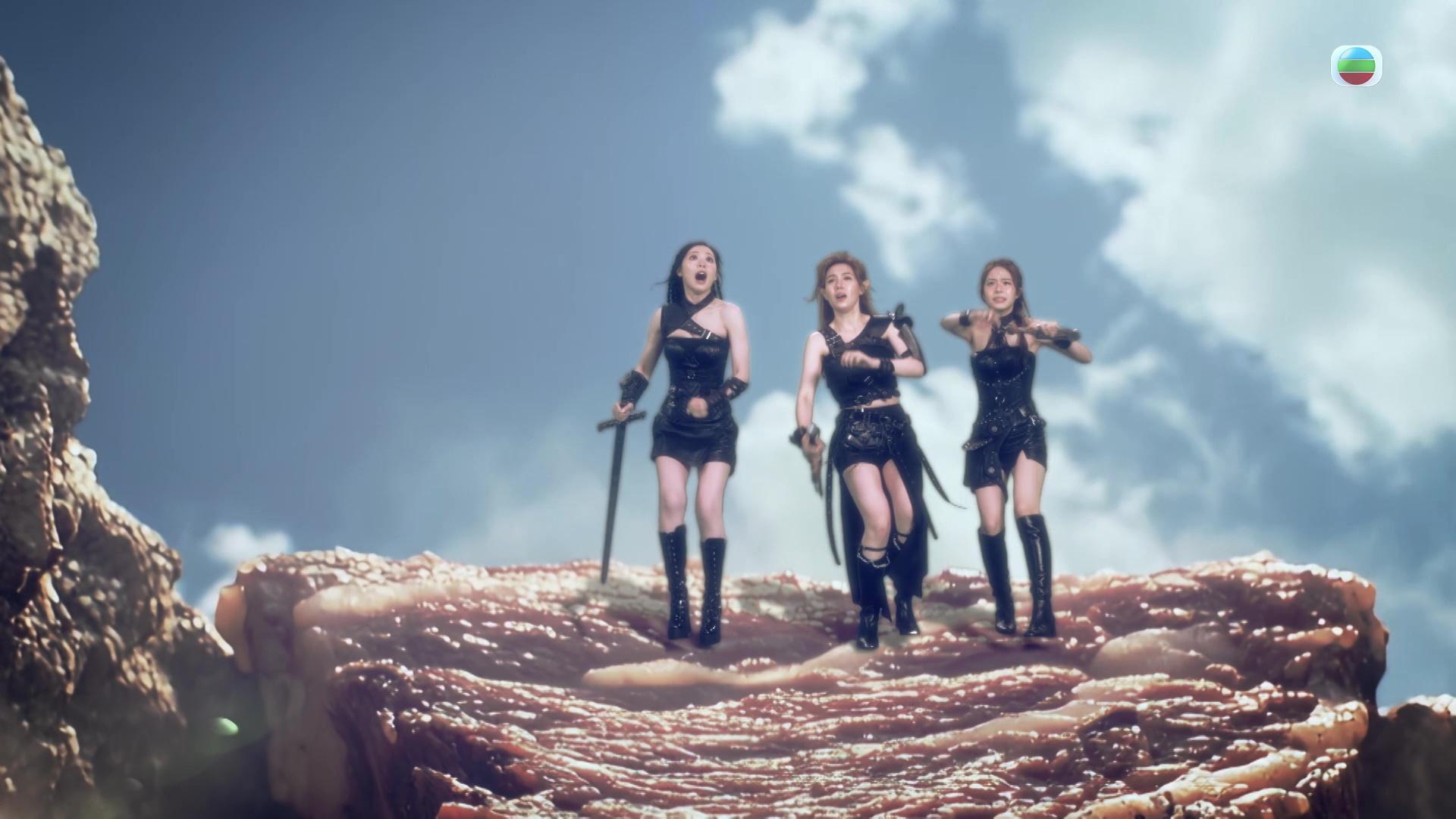 馮盈盈、宋宛穎、莊子璇化身「戰狼300」大戰巨型食物。