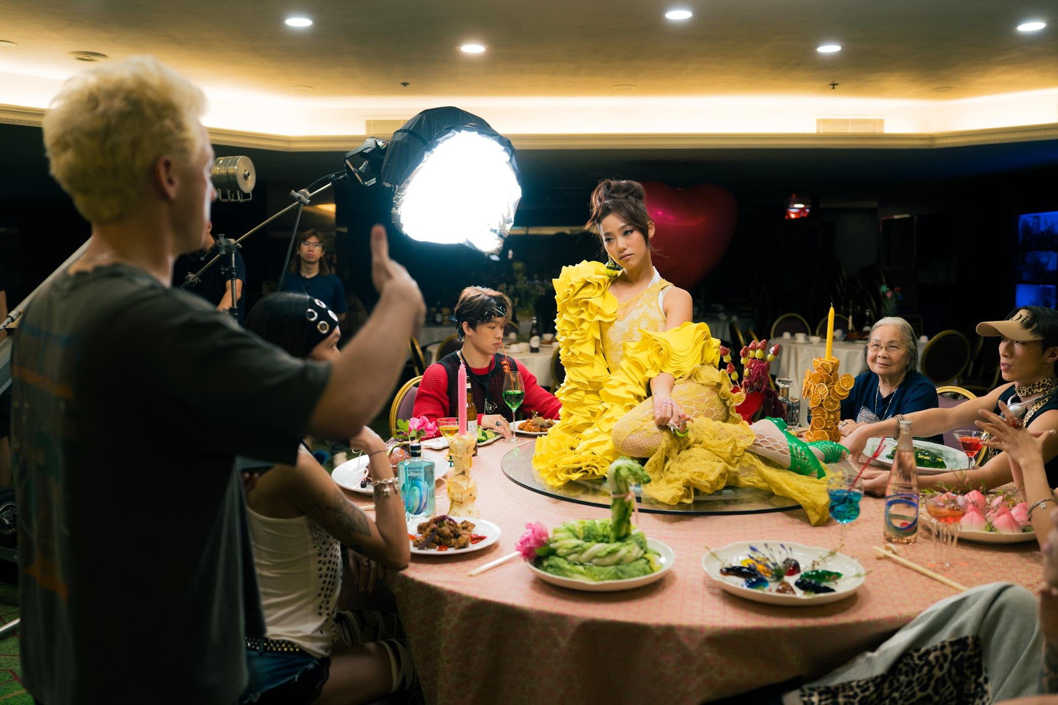 JACE陳凱詠推出全新跳唱歌曲《SWITCH》MV,於老字號茶樓取景。