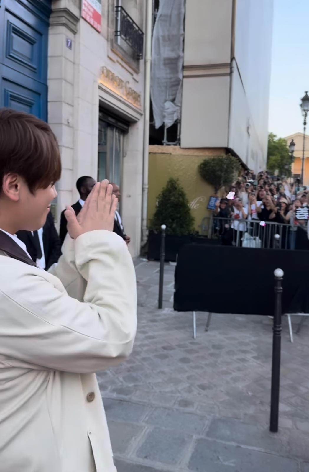 姜濤在會場外跟一眾姜糖打招呼。