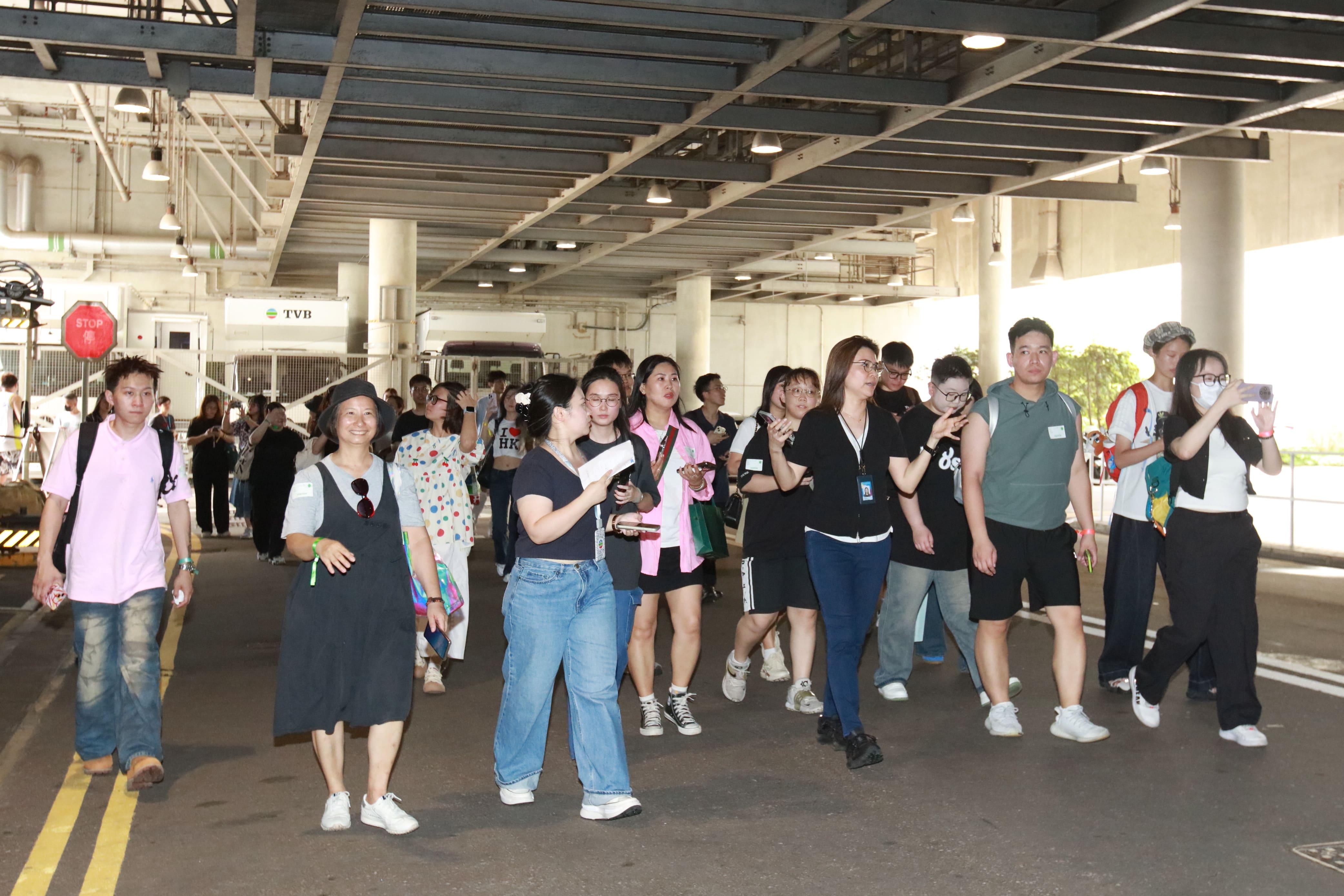 一眾粉絲在導賞員的帶領下參觀民初街及古裝街並合影留念。