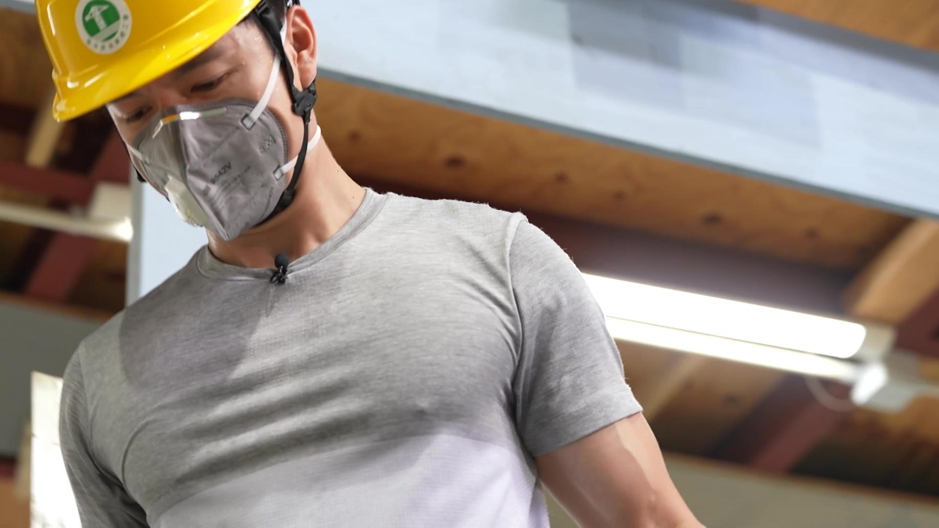 胸肌脹卜卜的Ricco,有職安真漢子的雄風。